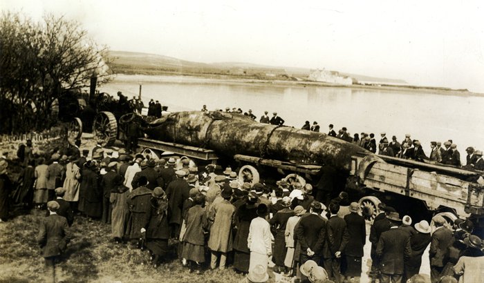 The Sei Whale transported by traction engine to Douglas